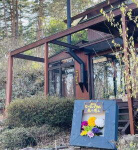 投稿についてもっと詳しく ヒーリングサロンのロックガーデンに花彩る